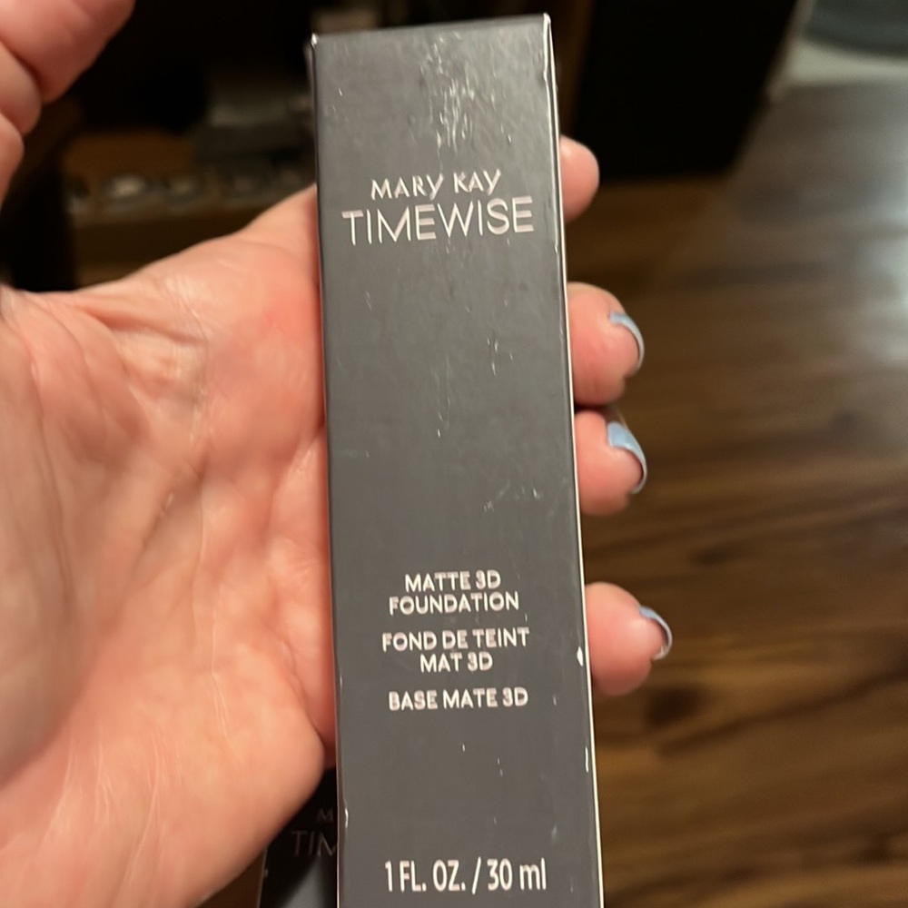 Mary Kay timewise Matte 3-D foundation in bronze warm 120. For combination-oily - Picture 3 of 4